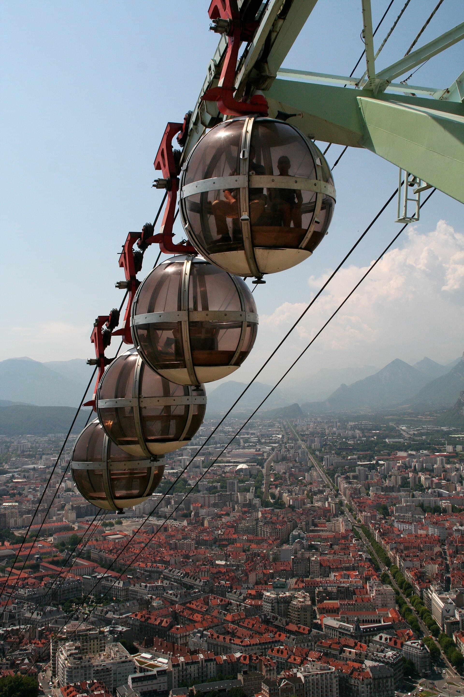 Vue de Grenoble depuis la Bastille, téléphériques et massif de la Chartreuse